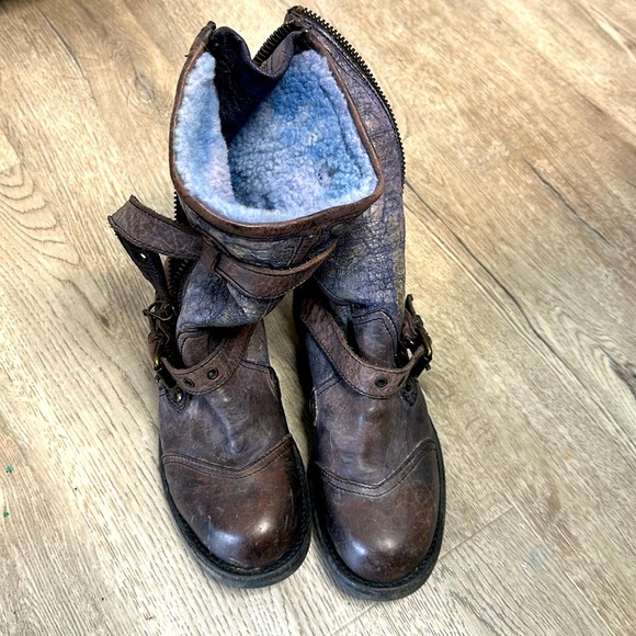 Rare and Unique UGG boots! Beautiful purples and blues with a touch of gold. - Picture 4 of 16